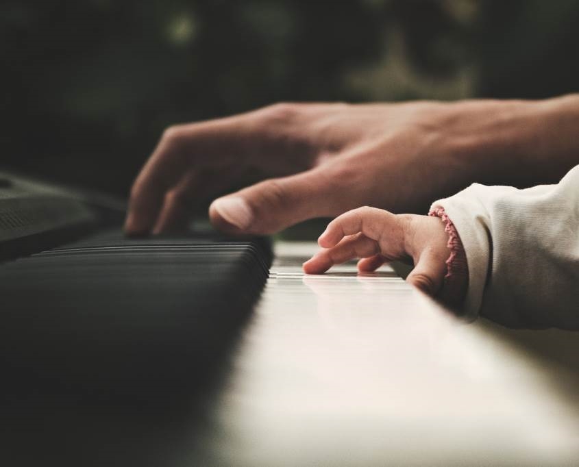 układ palców na klawiaturze pianina